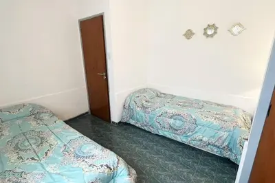 a small bedroom with a bed and a door at Miniapartamento Ames pleno centro, duermen 4 in Cordoba