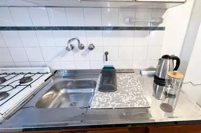 a kitchen counter with a sink and a stove at Miniapartamento Ames pleno centro, duermen 4 in Cordoba