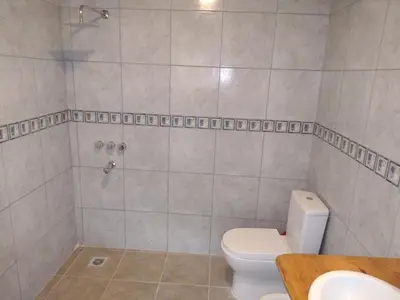 a bathroom with a toilet and a shower and a sink at CerroMio! in Villa Serranita