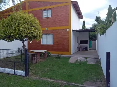 a house with a fence and a table in the yard at Mi Recreo in Villa Cura Brochero