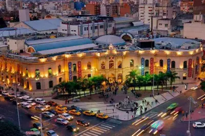 a large building with cars parked in front of it at Departamento en la mejor zona de Nueva Córdoba in Cordoba
