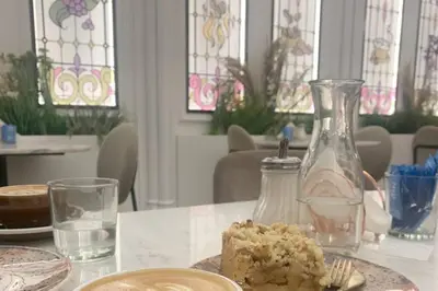 a table with a plate of food and a glass vase at Departamento en la mejor zona de Nueva Córdoba in Cordoba