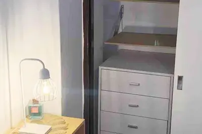 a desk with a lamp and a dresser in a room at Departamento en la mejor zona de Nueva Córdoba in Cordoba