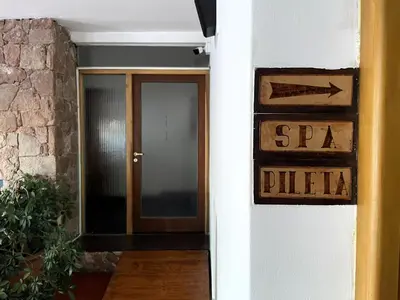 a door with a sign that says spa pillar at Hotel Rossetti y Spa in Mina Clavero