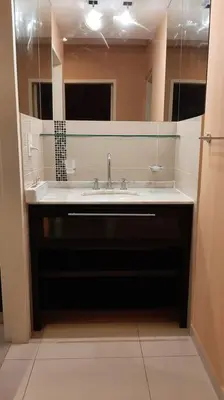 a bathroom with a sink and a mirror at Céntrico y totalmente equipado depto en Río Cuarto in Río Cuarto