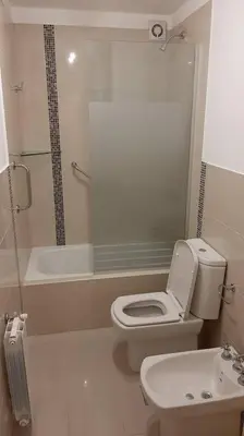 a bathroom with a toilet and a shower and a sink at Céntrico y totalmente equipado depto en Río Cuarto in Río Cuarto