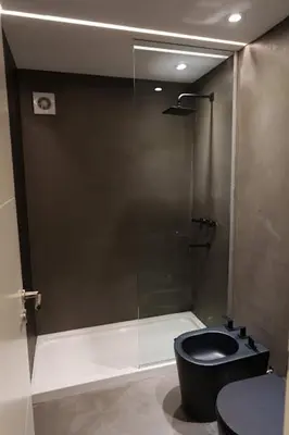 a bathroom with a shower with a black toilet at Ópera Park royal life in Cordoba