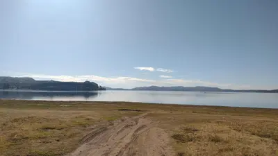 a dirt road next to a body of water at Cabaña El Legado in Villa del Dique