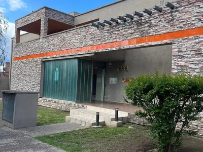 a building with a green door on the side of it at Departamento Familiar!! Excelente entorno!! (#35) in Villa Carlos Paz
