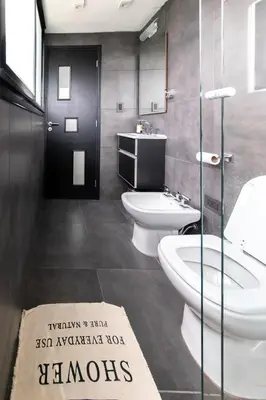 a bathroom with two toilets and a sink at El Refugio Apart in Villa Serranita