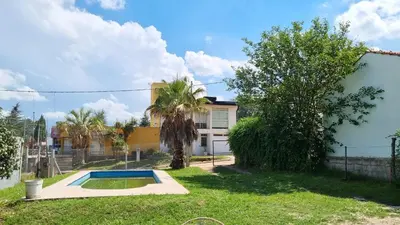 a yard with a swimming pool in front of a house at Casa en Potrero de Garay con pileta a 100mt Rio San Pedro in Potrero de Garay