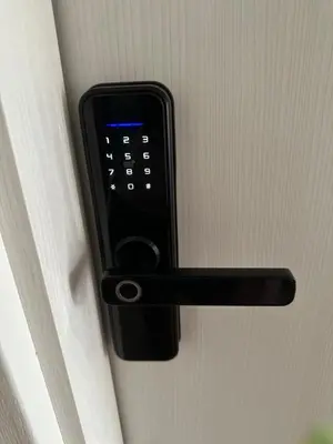a black door handle on a white door at La Jacinta posada suites in Santa Rosa de Calamuchita