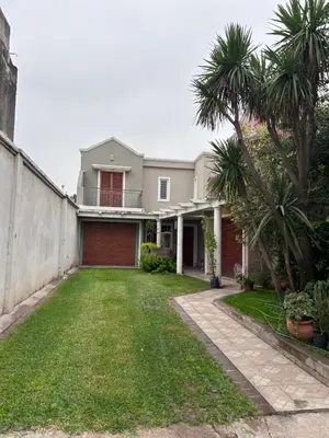 a house with a palm tree in the yard at Casa YO in Cordoba