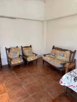 three chairs and a couch in a room at Casa en Villa Carlos Paz in Villa Carlos Paz