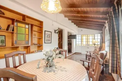 a dining room with a table and chairs in a room at Hermosa Casa V. General Belgrano in Villa General Belgrano
