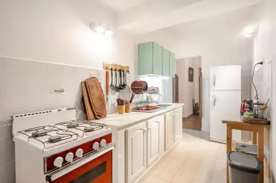 a kitchen with a stove and white cabinets at Hermosa Casa V. General Belgrano in Villa General Belgrano