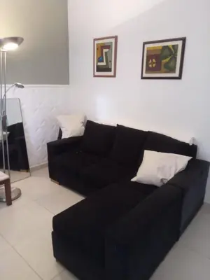 a black couch sitting in a living room at DAS THOMY II in Cordoba
