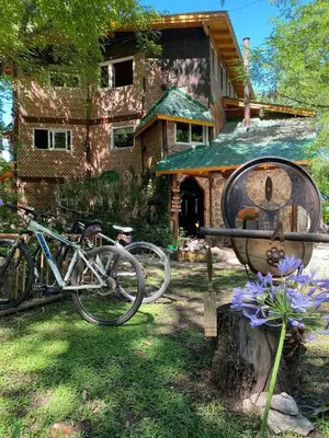 a couple of bikes parked in front of a house at Casitas del arroyo Actividades Arte Cultura y descanso en Villa General Belgrano in Villa General Belgrano