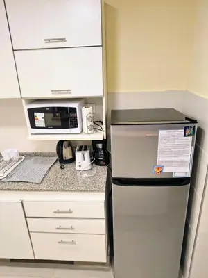 a kitchen with a refrigerator and a microwave at HERMOSO - CATEGORIA Departamento 90 m2 CENTRO con COCHERA opcional in Cordoba