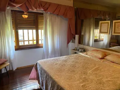 a bedroom with a large bed and a window at CASA SAN PABLO CENTRO (sólo familias) in Villa Carlos Paz