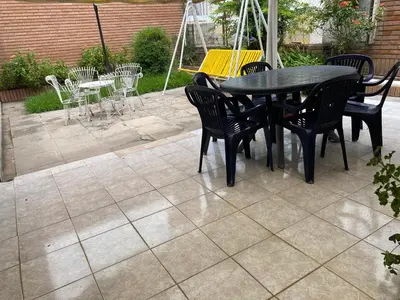 a black table and chairs on a patio at CASA SAN PABLO CENTRO (sólo familias) in Villa Carlos Paz