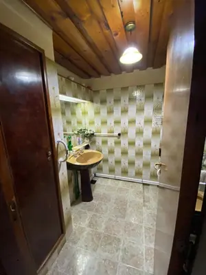 a bathroom with a sink and a shower at CASA SAN PABLO CENTRO (sólo familias) in Villa Carlos Paz