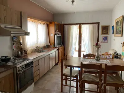 a kitchen with a table and a stove and a dining room at CASA SAN PABLO CENTRO (sólo familias) in Villa Carlos Paz