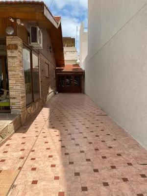 an empty alleyway with a building and a door at CASA SAN PABLO CENTRO (sólo familias) in Villa Carlos Paz