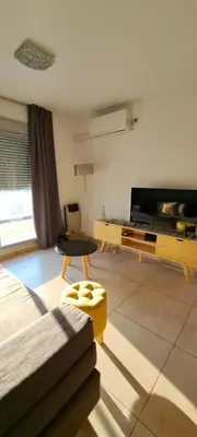 a living room with a couch and a tv at Espacio C Montevideo con estacionamiento in Cordoba