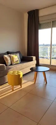 a living room with a couch and a table at Espacio C Montevideo con estacionamiento in Cordoba