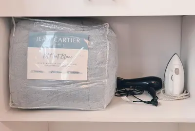 a bag of yarn and a hair dryer on a shelf at Casa Nómada - Centro in Cordoba