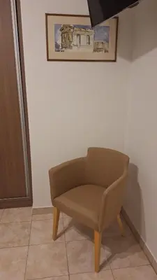 a chair in a room with a picture on the wall at Casa Frente Dique Piedras Moras in Almafuerte