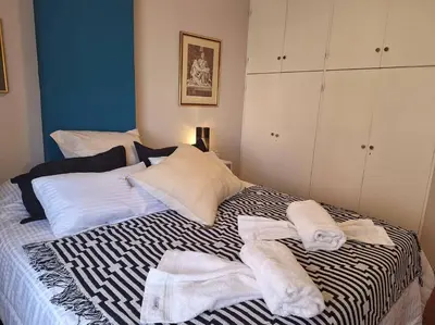 a bed with towels sitting on top of it at La mejor ubicación turística del centro Córdoba in Cordoba