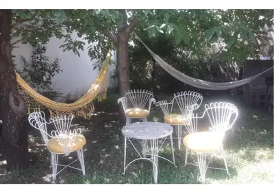 a group of chairs and a table and a hammock at Mis helechos in Mina Clavero