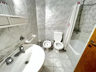 a bathroom with a white sink and a toilet at Palacio 210 - Plaza España - Nueva Córdoba - 2 dormitorios in Cordoba