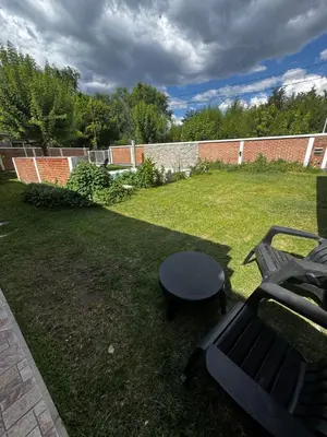a table and a bench in a yard at Departamento LAS ARAUCARIAS in Arroyo de Los Patos