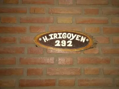 a skateboard sign on a brick wall at Tu lugar en Tierra Santa in Villa Cura Brochero