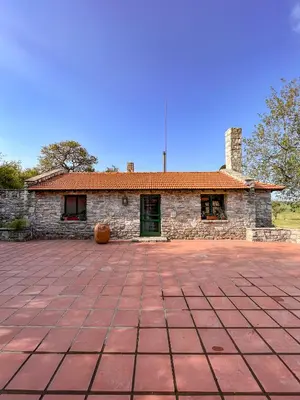a stone building with a brick driveway in front of it at Posta Calma inmerso en la naturaleza in San Agustín