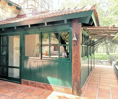 a green door on a house with a patio at Posta Calma inmerso en la naturaleza in San Agustín