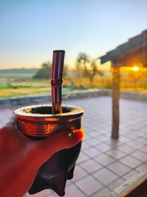 a hand holding a cup with a cigarette in it at Posta Calma inmerso en la naturaleza in San Agustín
