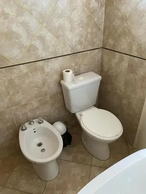 a small bathroom with a toilet and a sink at La Casita Yogui - MONOAMBIENTE 1 in Santa Rosa de Calamuchita