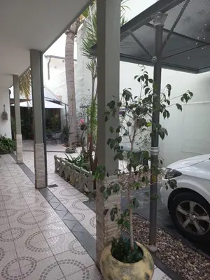 a car parked in front of a building with trees at Departamento interno con dos camas individuales in Cordoba