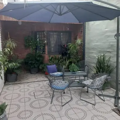 Departamento interno con dos camas individuales