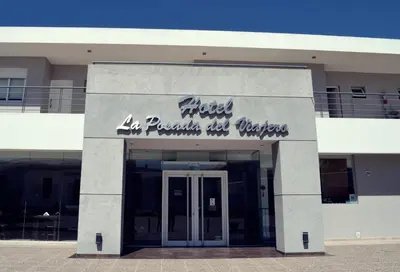 a building with a sign on the front of it at Hotel La Posada del Viajero in Río Cuarto