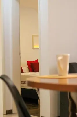 a room with a bed and a table and a mirror at THAYS 70. Hermoso Dpto en Parque de Las Tejas in Cordoba