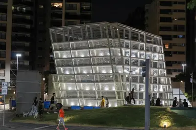 a glass building with people walking in front of it at THAYS 70. Hermoso Dpto en Parque de Las Tejas in Cordoba
