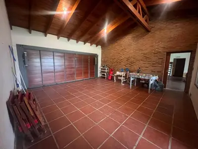 a room with a tile floor and a wooden garage door at CASA VILLA LAGO AZUL CARLOS PAZ in Villa Carlos Paz