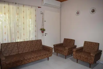 two chairs and a couch in a waiting room at El sueño de Norma in San Antonio de Arredondo