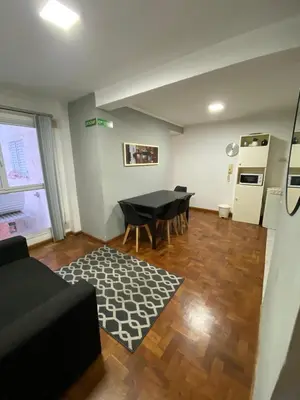a living room with a table and chairs and a kitchen at Cómodo departamento, excelente ubicacion in Cordoba