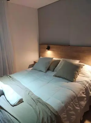 a large white bed in a bedroom with a headboard at Increíble dto de 1 dorm en Nva Cordoba in Cordoba